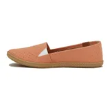 Zapatilla casual Moleca para mujer, tipo alpargata baja de color amarillo, con perforaciones en toda la capellada para mayor ventilación, suela texturizada tipo yute y detalle de aplique marrón con un corazón metálico en el talón.