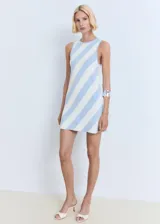 Vestido corto de punto fino, sin mangas, con cuello redondo y tirantes anchos, con diseño recto y estampado de rayas diagonales celestes y blancas.
