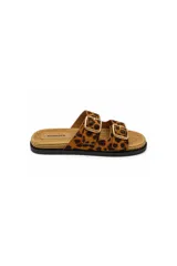 Sandalia plana con estampa animal print de leopardo, doble tira ajustable con hebillas metálicas doradas, plantilla texturada tipo yute y suela negra.