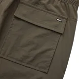 Bermuda cargo Hurley de color verde militar, con cintura elástica, cinturón negro incorporado con hebilla plástica y bolsillos laterales con solapa.