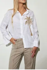 Jean color visón confeccionado en algodón sin spandex. Detalle de costura delantera con pespunte color óxido, tajo en tobillo y desflecado abajo y en bolsillos.