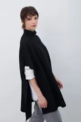 Poncho de tejido de punto color caramelo con cuello alto y diseño holgado sin mangas.