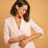 Anillo tipo alianza de oro 18k con engaste de circonias en la mitad superior.