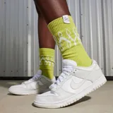 Championes Nike Dunk Low de diseño clásico, confeccionados en cuero sintético con una combinación de colores blanco y negro.