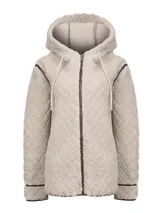 Campera de polar para mujer con diseño acolchado en rombos, confeccionada en poliéster reciclado. Presenta capucha con cordones ajustables, cierre frontal completo y detalles de cuero en terminaciones y bolsillos.