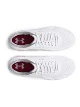 Championes Under Armour modelo Court 96, de diseño urbano en color blanco con detalles en rojo y azul en la suela. Confeccionados en cuero de plena flor con perforaciones laterales para mayor ventilación y entresuela de espuma para amortiguación.