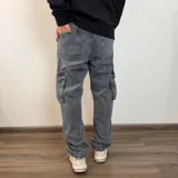 Pantalón tipo jean cargo de corte recto y tiro medio, en color azul claro lavado. Presenta bolsillos laterales con solapa y cierre de botón y cremallera.