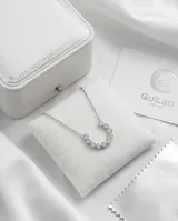 Collar de acero italiano con cadena fina y dije central compuesto por una hilera de siete circonias engarzadas en bisel.