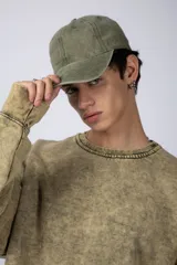 Buzo de cuello redondo con efecto de teñido artesanal acid wash. Presenta un corte oversize, mangas largas con puños acanalados y etiqueta pequeña en el puño izquierdo.