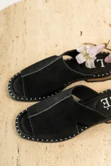 Sandalias negras de gamuza con puntera descubierta y detalle de tachas plateadas en la suela.