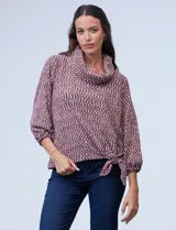 Buzo de tejido velour color multicolor con cuello volcado y terminación anudada. Manga ¾ con puño elastizado.