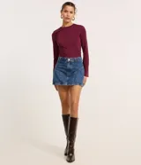 Blusa ajustada de manga larga color marrón, con cuello redondo y fruncido en los hombros y laterales.