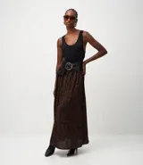 Pollera midi confeccionada en crepé de viscosa y poliamida con estampado animal print. Presenta una cintura estructurada y un diseño fluido de largo medio.