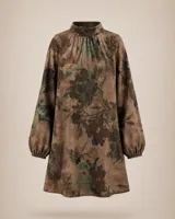 Vestido corto de lino con estampado floral en tonos tierra, de corte holgado, cuello redondo y mangas tres cuartos con volumen.