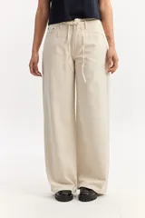 Jean wide leg de tiro medio, color celeste con lavado efecto vintage, piernas amplias y caída suelta, sin pretina y con cordón ajustable en la cintura.
