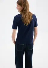 Remera azul marino de manga corta y cuello redondo, confeccionada en algodón.