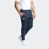 Pantalón de jogging Umbro color azul marino, con ajuste entallado, puños elásticos en los tobillos y logo de la marca bordado en blanco en la pierna.
