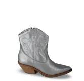 Bota corta plateada estilo texana confeccionada en cuero metalizado, con interior forrado en cuero, plantilla anatómica y suela de goma foliada de 3,5 cm.