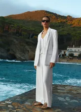Blazer de lino color blanco, de corte oversize, con solapas de muesca y cierre con dos botones.