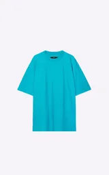 Remera de algodón premium color turquesa, con corte extra oversize, hombros caídos y cuello redondo.