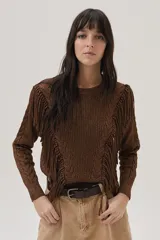 Sweater marrón de tejido de lurex con mezcla de puntos y flecos en el frente. Cuenta con escote abierto en la espalda y lazo.