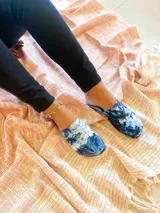 Pantuflas de algodón con estampado batik en tonos azules y blancos.