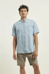 Camisa de jean celeste de manga corta, con cuello abotonado y bolsillo en el pecho.