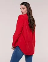 Camisa de satén blanca de la marca Floral & Ivy, con cuello con solapa, cierre frontal de botones, manga larga con puño ancho y bolsillo aplicado en el pecho.
