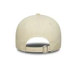 Gorra de béisbol color crema con logo de los New York Yankees bordado en dorado.