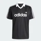 Camiseta Adidas Originals de manga corta, color negro con sutiles rayas verticales, cuello polo en V de color blanco, al igual que las líneas características de la marca en los hombros. Cuenta con el logotipo de la marca y la inscripción "adidas" en el pecho en color blanco.