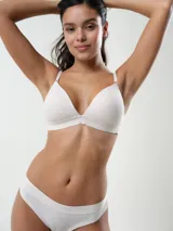 Soutien estilo bralette de copa triangular confeccionado en algodón rib con textura acanalada, en color beige melange. Cuenta con tirantes ajustables y una banda elástica inferior con el logo de la marca estampado.