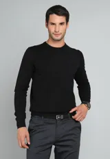 Sweater negro de algodón con cuello redondo y mangas largas.