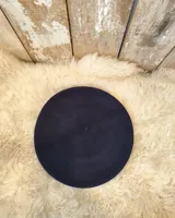 Boina de paño de lana merino afieltrada, color bordó, con diseño clásico y elegante.