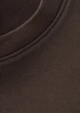Camiseta de manga corta y cuello redondo, de corte recto y color marrón oscuro.