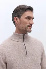 Buzo de tejido de punto color gris, con cuello alto y cierre frontal parcial. Presenta un diseño de calce regular con logo bordado en el pecho.
