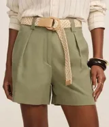 Short recto de cintura alta color crudo, confeccionado en viscolino, con trabillas en la cintura, pliegues y cierre tradicional. Incluye cinturón de rafia artificial con hebillas de argollas.