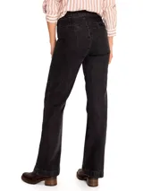 Jeans de denim gris oscuro, estilo bootcut de tiro alto, con costuras frontales verticales que estilizan la pierna y cierre de doble botonadura metálica en la parte delantera.