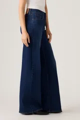 Jean de tiro alto con corte wide leg, confeccionado en denim azul oscuro con acabado stretch.