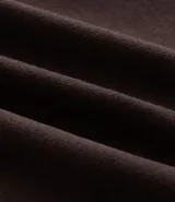 Sobretodo de corte largo y estructura encorpada, color marrón chocolate. Presenta cuello con solapa, cierre frontal de doble abotonadura y bolsillos laterales con solapa.