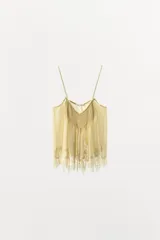Top de tirantes finos con escote en pico, confeccionado en tejido georgette semitransparente. Presenta un diseño con pliegues verticales en el frente y un delicado bajo acabado en encaje a tono.