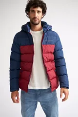 Campera puffer de nylon con diseño bicolor en negro y verde oliva. Cuenta con cierre frontal completo, capucha desmontable y logo de la marca estampado en el pecho.