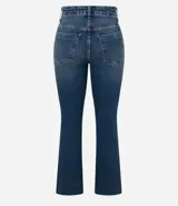 Pantalón de jeans celeste, modelo flare cropped, con trabillas en la cintura, bolsillos y terminación deshilachada.