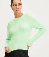 Blusa de punto color verde agua, con cuello redondo y manga larga.
