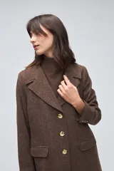 Tapado de lana color marrón con diseño de textura jaspeada, cuello con solapas, cierre frontal con botones y bolsillos laterales con solapa.