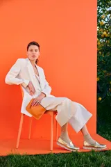 Mocasines Wan de cuero color dorado metalizado, con suela de plataforma de EVA ultraliviana y detalle de remache metálico con logo de la marca.