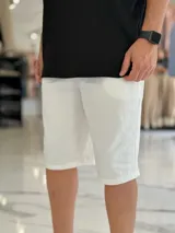 Bermuda deportiva de corte baggy y estilo jogging, en color beige, con bolsillos laterales y cintura elástica.