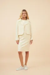 Chaqueta de lana fina sin teñir, color marrón claro, de corte recto con cuello solapa y mangas 3/4.