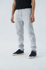 Pantalón deportivo de invierno, corte clásico con bolsillos laterales y cintura elástica con cordón ajustable. Presenta logo estampado y detalle en goma.