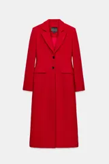 Abrigo largo de Zara confeccionado en mezcla de lana color rojo, con cuello de solapa, manga larga, bolsillos con solapa en el frente y cierre frontal de botones negros.