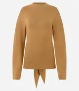 Suéter de punto fino color tostado con cuello alto acanalado, mangas largas y diseño recto. Presenta un detalle de lazo ajustable en la parte trasera que permite entallar la prenda.